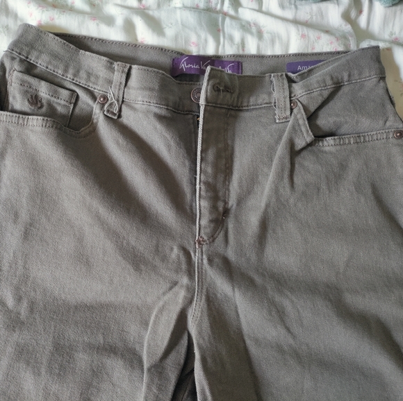 Gloria Vanderbilt Amanda Short Cut Jeans - Picture 5 of 8